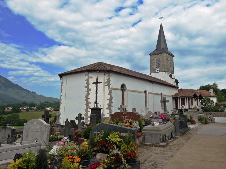 L'église dans le cimetière - Hélette