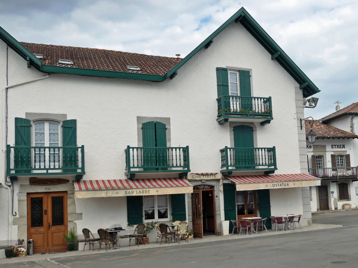 La mairie derrière l'auberge sur la place - Hélette