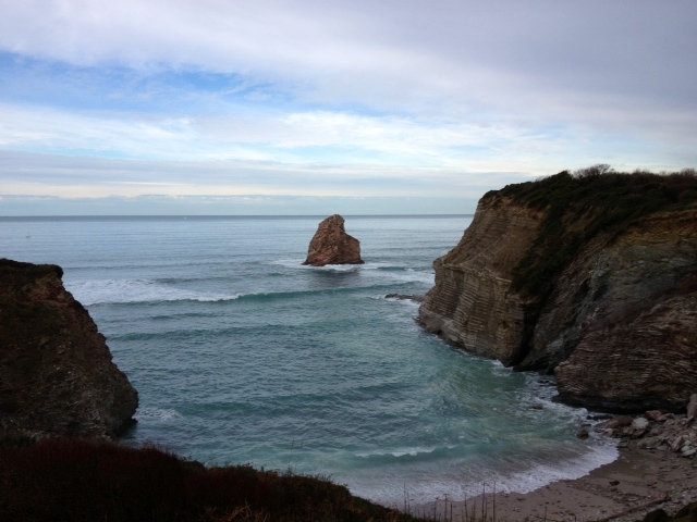 Les falaises au dessus de l'océan depuis le chemin de la corniche. - Hendaye