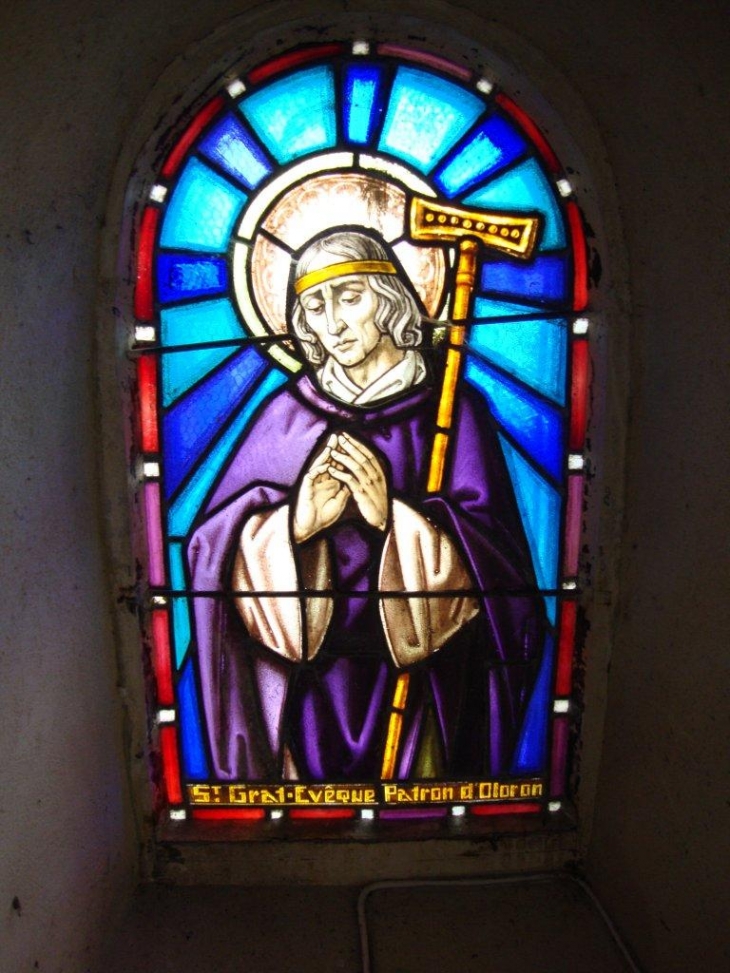 Issor (64570) église:  vitrail 7 St.Grat évêque patron d'Oloron