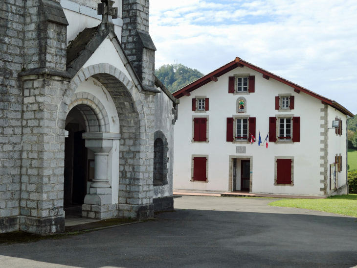 L'entrée de l'église et la mairie - Jaxu