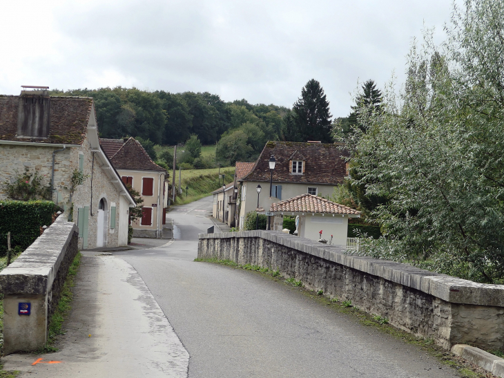 Le village vu du pont - L'Hôpital-d'Orion