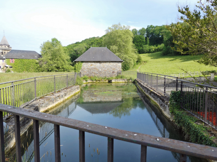 Le canal vers le moulin - L'Hôpital-Saint-Blaise