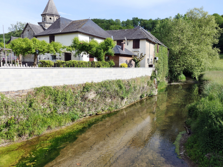 Le village et l'église vus du ruisseau - L'Hôpital-Saint-Blaise