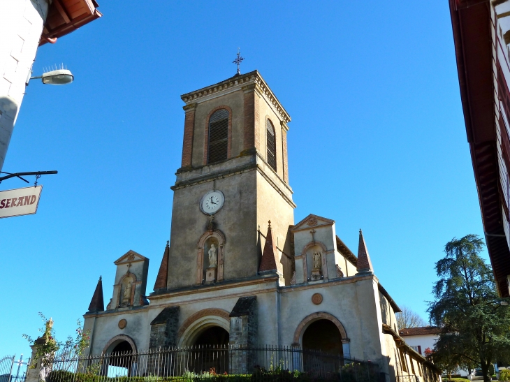 L'église Notre-Dame de l'Assomption du XIVe siècle avec un porche roman ouvrant sur un cimetière-préau. - La Bastide-Clairence