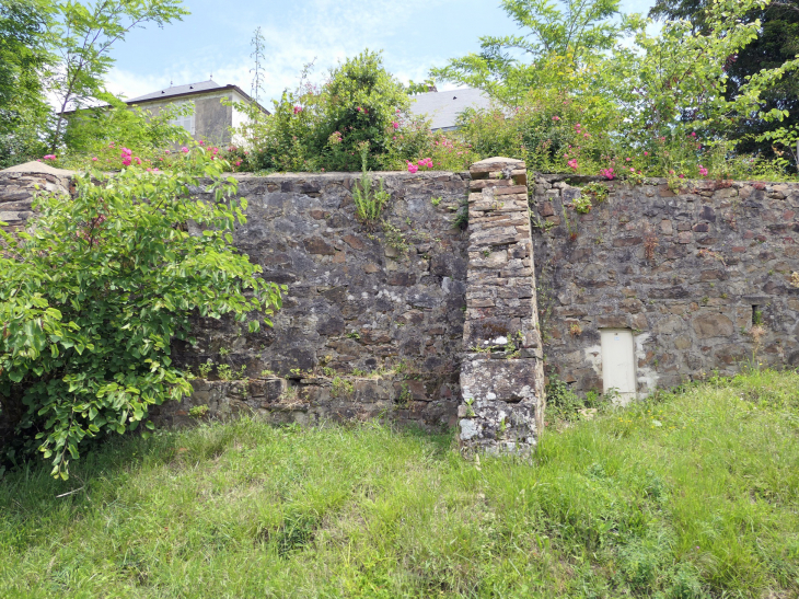 Le mur du château de Biscay - Labets-Biscay