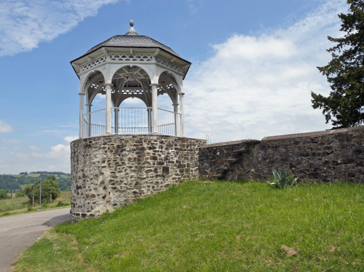 Sur le mur du château de Biscay - Labets-Biscay