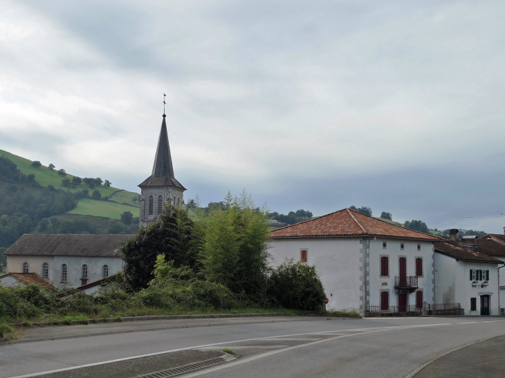 Vue sur l'église - Lacarre