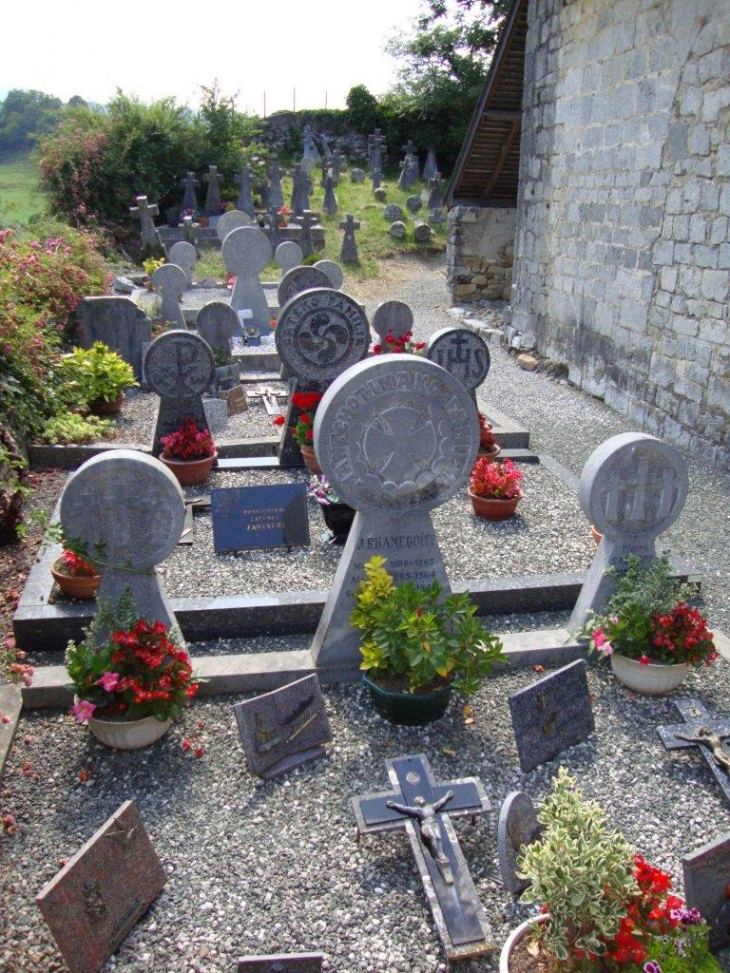 Lacarry-Arhan-Charritte-de-Haut (64470) à Arhan, cimetière avec stèles basques