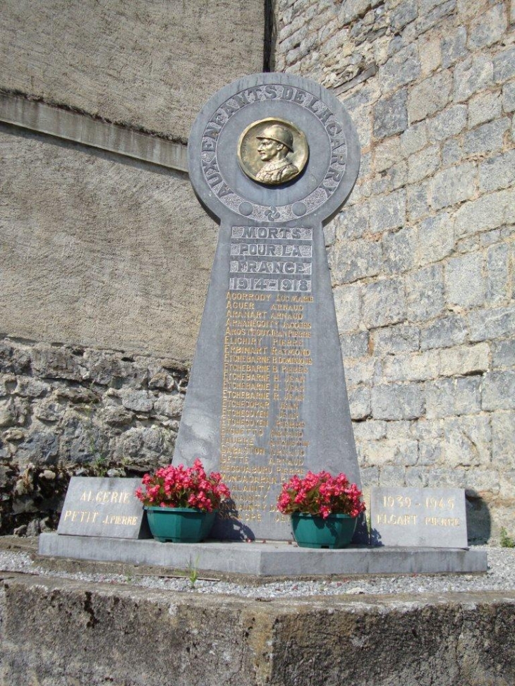 Lacarry-Arhan-Charritte-de-Haut (64470) à Lacarry, monument aux morts