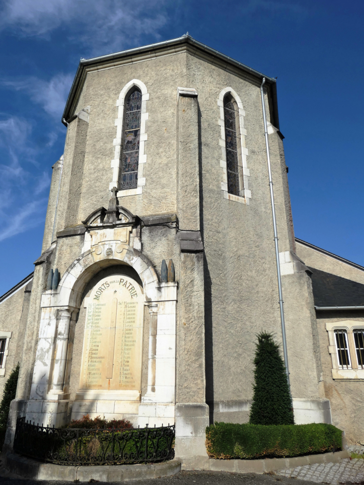 Le monument aux morts au chevet de l'église - Lagor