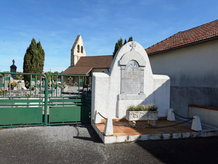 Le monument aux morts devant l'église - Lalonquette