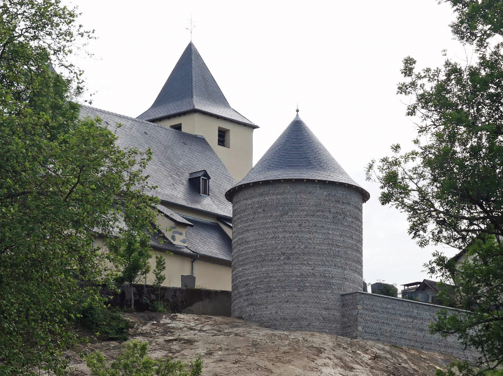 Le château derrière l'église - Lanne-en-Barétous