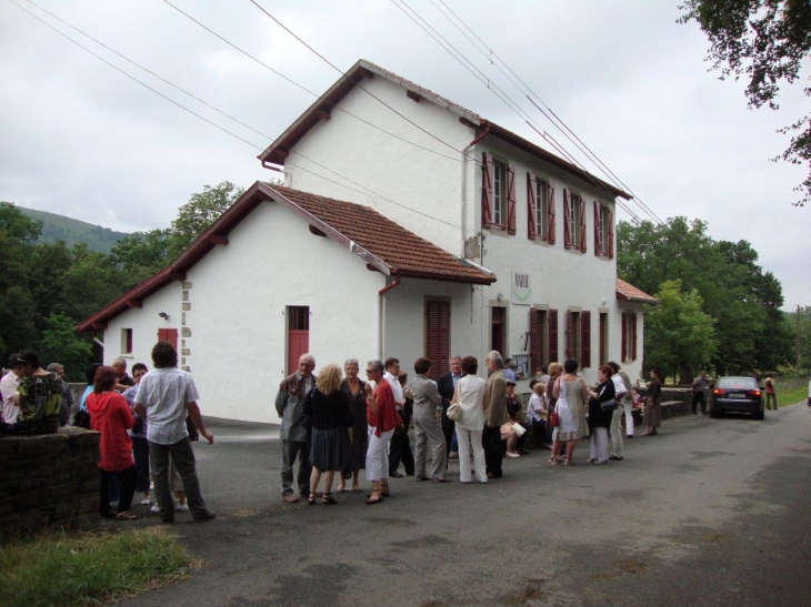 Lantabat (64640) à Lantabat St.Martin, la mairie un jour de mariage