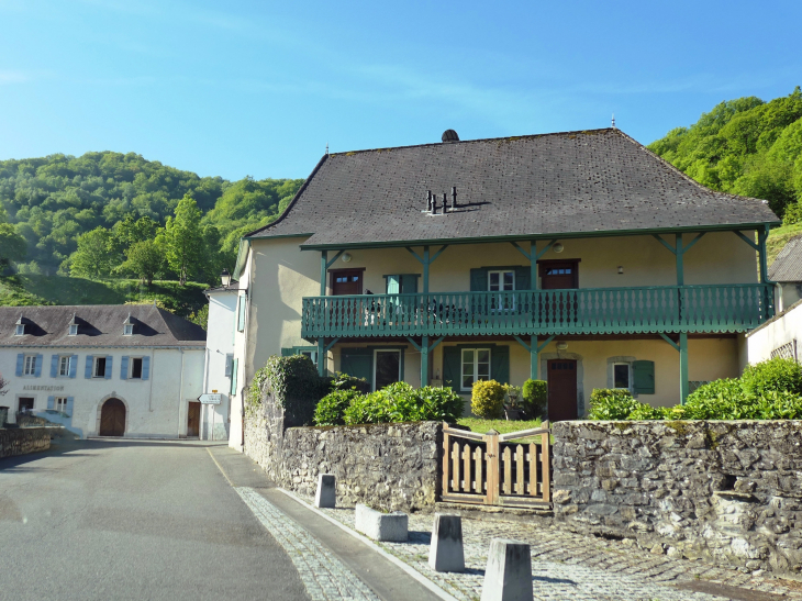 Le bourg : maisons souletines - Larrau