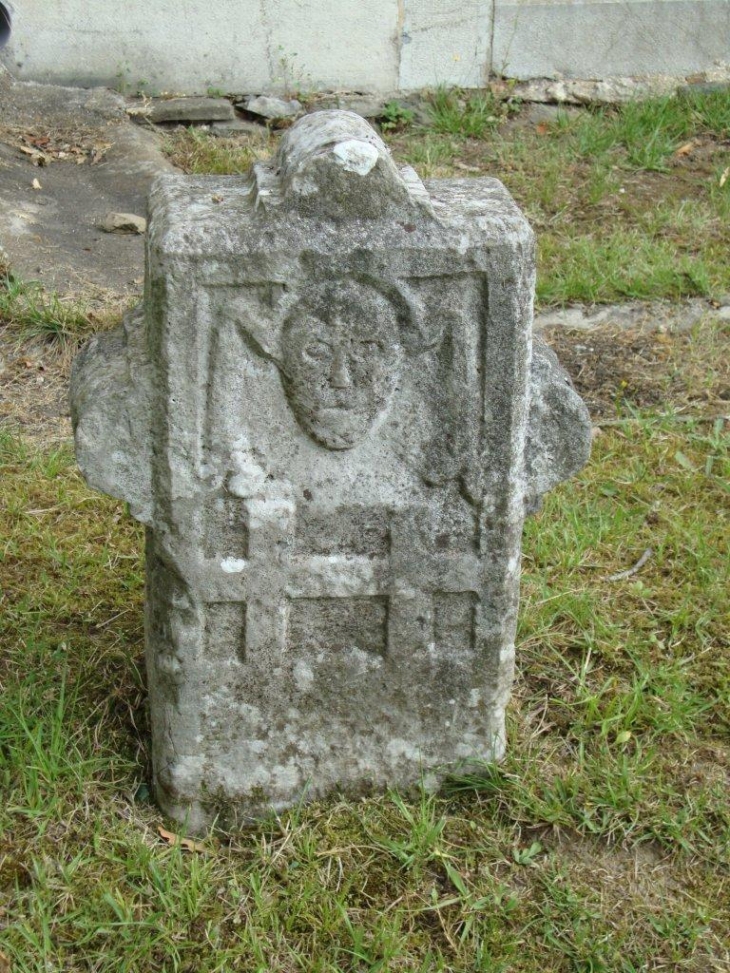 Larressore (64480) vieille stèle au vieux cimetière