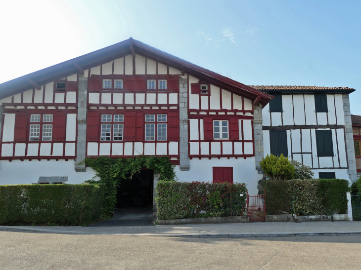 Maisons aux couleurs basques - Larressore