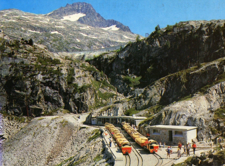 Lac d'Artouste. La Gare d'arrivée, le barrage et le Pic Palas . 2974m (carte postale de 1990) - Laruns