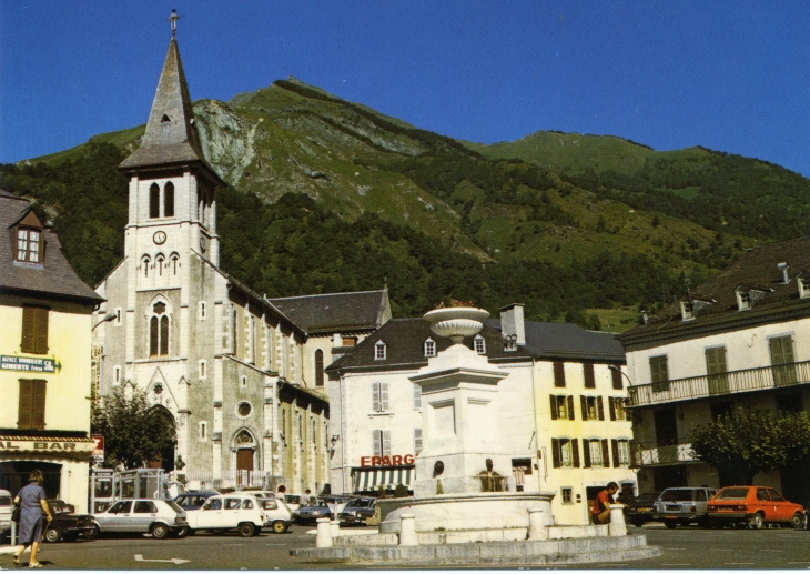 L'église (carte postale de 1990) - Laruns