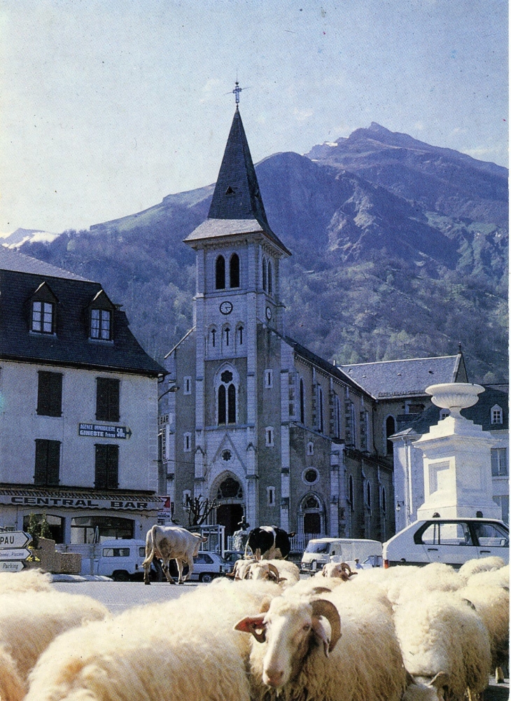 Place de la Mairie-Eglise et les cinq Monts (carte postale de 1990) - Laruns