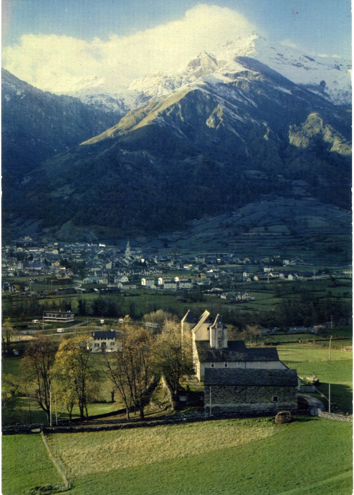 Laruns et les Cinq Monts 1882m. depuis le château d'Espalungue (carte postale de 1970)