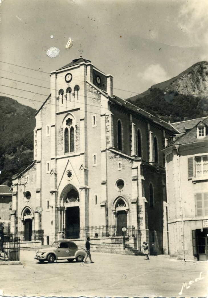 L'Eglise (carte postale de 1950) - Laruns