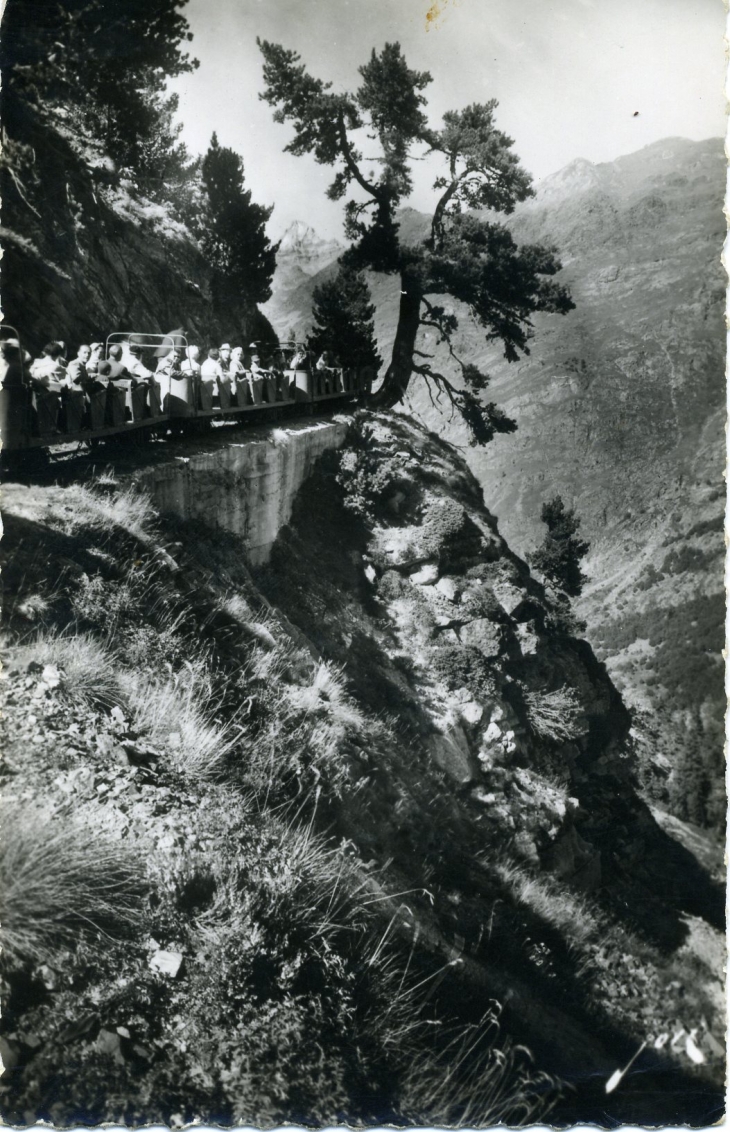 Le train d'Artouste. Au fond le massif du Ger 2612m (carte postale de 1950) - Laruns