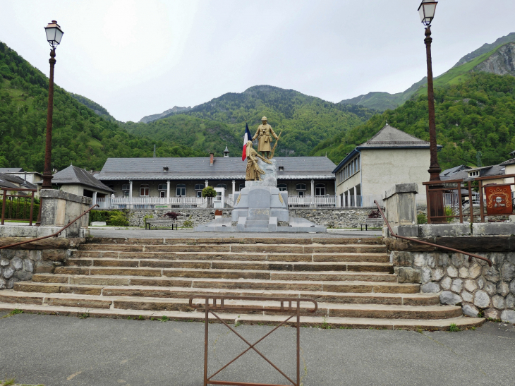 Le monument aux morts - Laruns