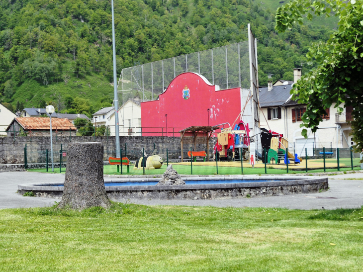 Le fronton et l'aire de jeux - Laruns