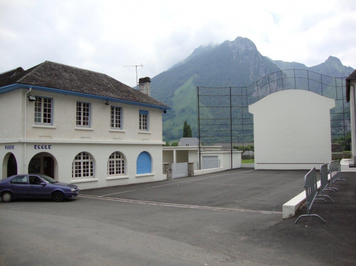 Lées-Athas (64490) mairie-école et fronton