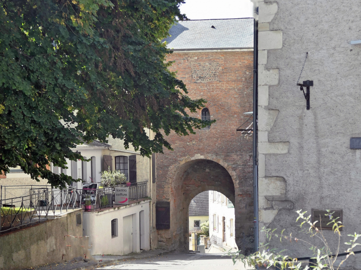 La porte de l'Esquirette  entrée de la Cité ville haute - Lescar