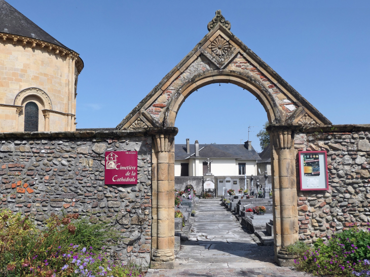 L'entrée du cimetière de la cathédrale - Lescar