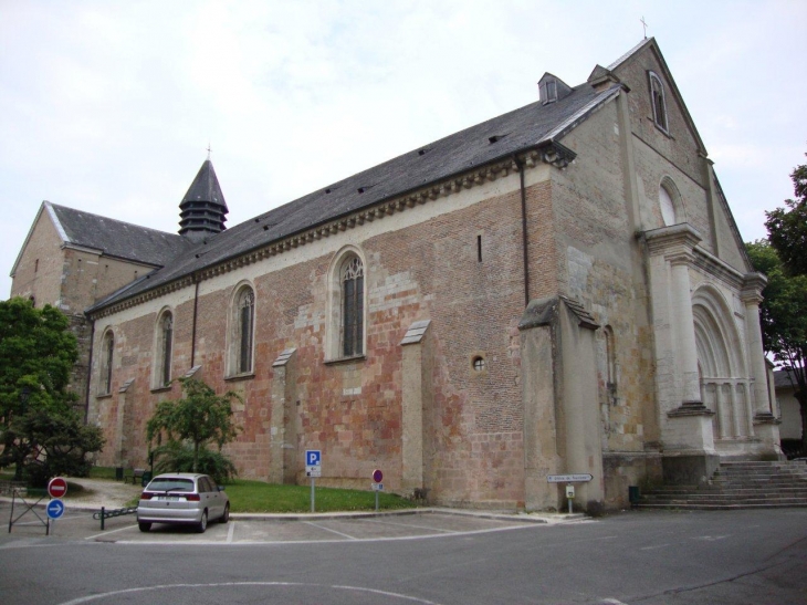 Lescar (64230) Cathédrale, côté porche