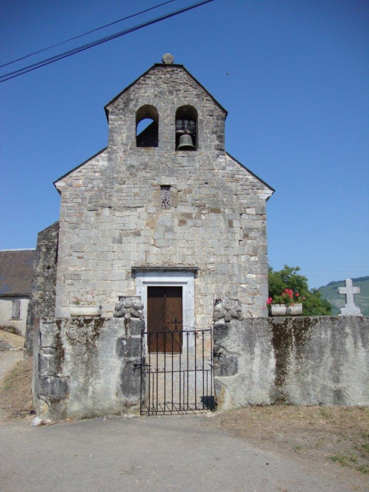 Lichans-Sunhar (64470) à Sunhar, église avec stèle basque en top