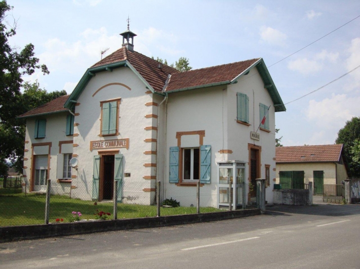 Lichos (64130) mairie-école