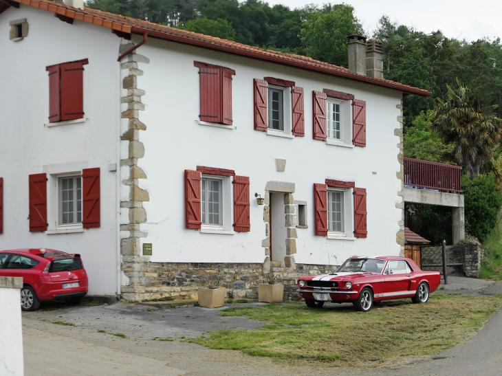 Couleur rouge basque - Lohitzun-Oyhercq