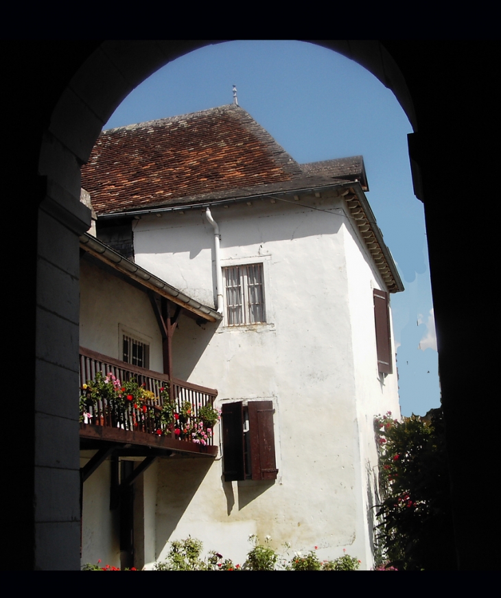Maison Jouan vue du porche de la mairie - Lucq-de-Béarn