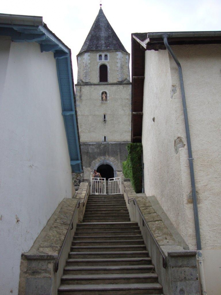 Lurbe-Saint-Christau (64660) église, escalier et tour