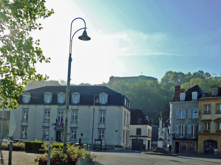 Le centre ville au pied du château - Mauléon-Licharre