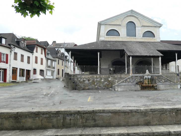 Haute-ville : la halle et la fontaine - Mauléon-Licharre