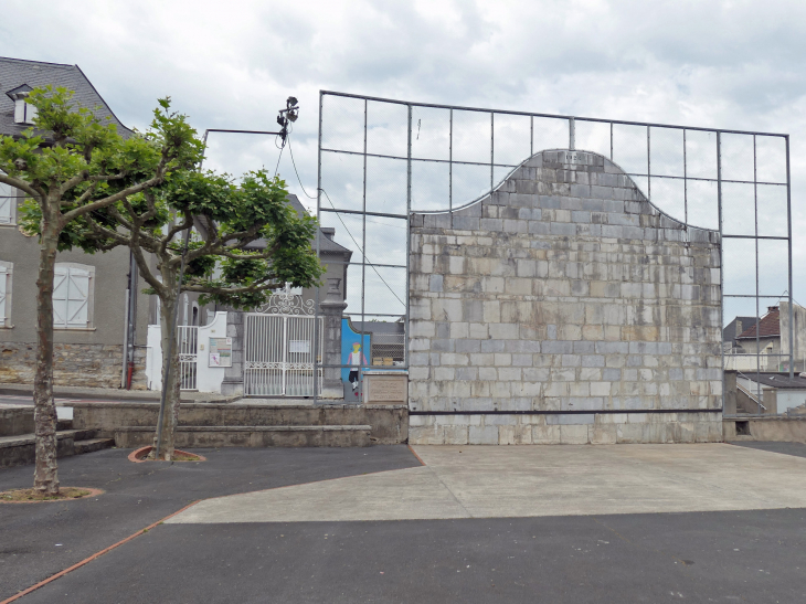 Haute-ville : le fronton - Mauléon-Licharre