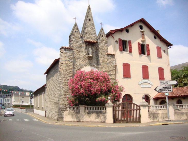 Mauléon-Licharre (64130) Chapelle trinitaire et lycée St.François