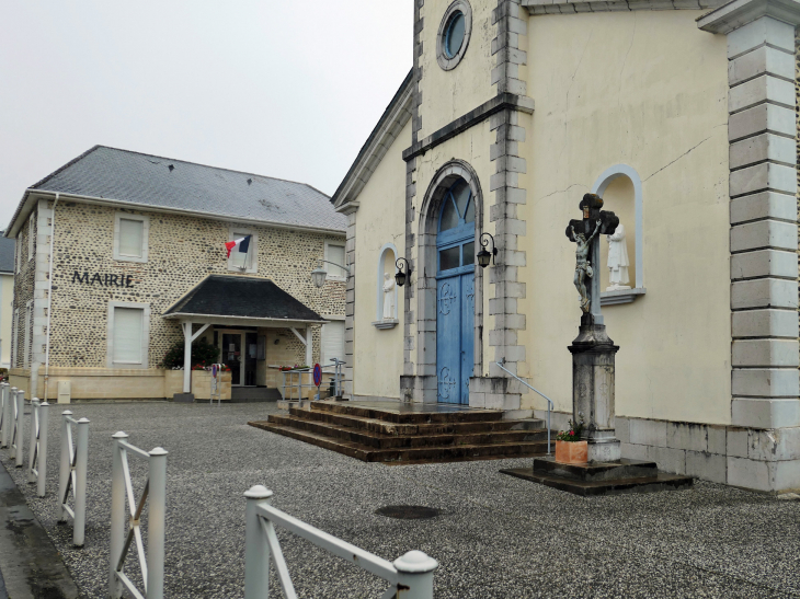 La mairie et l'entrée de l'église - Mazerolles