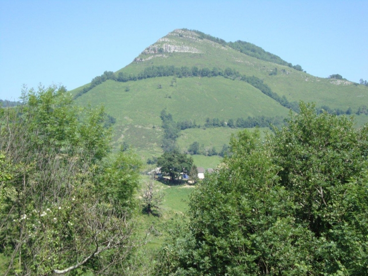 Montory (64470) Mont Begousse  (767 m)