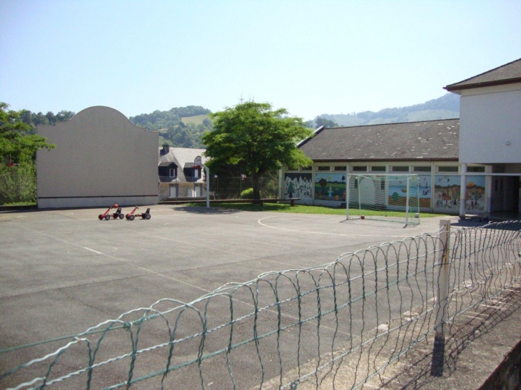 Montory (64470)  fronton de l'école