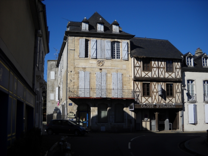 à gauche, maison de Jeanne d'Albret - Morlaàs