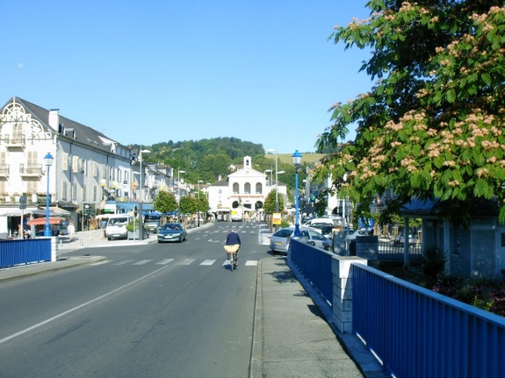 Hotel de ville de Nay ,vue prise du pont sur le Gave