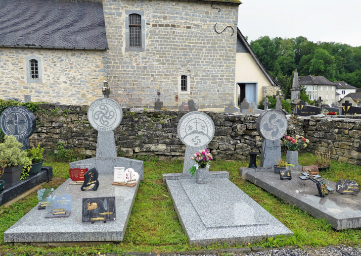 Les stèles hélicoïdales du cimetière - Ordiarp