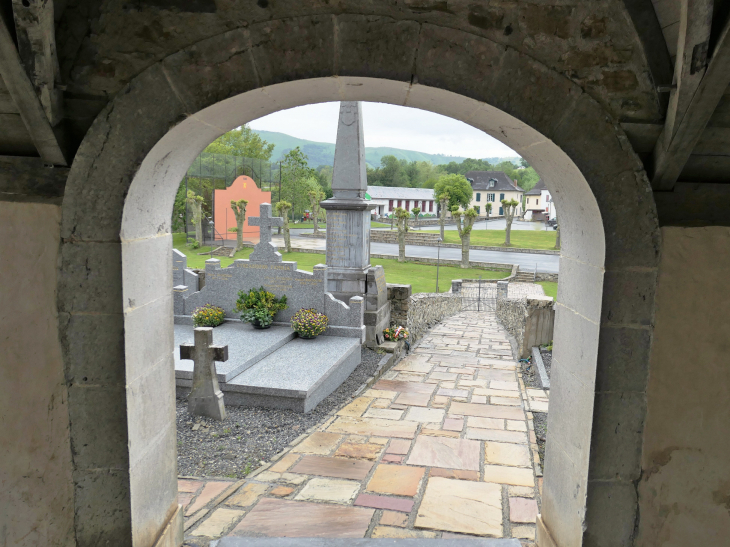 Vue du porche de l'église - Ordiarp