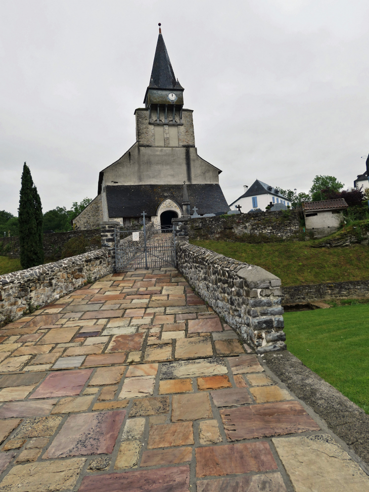 L'accès à l'église : le pont  et la petite porte fermant l'accès aux animaux - Ordiarp